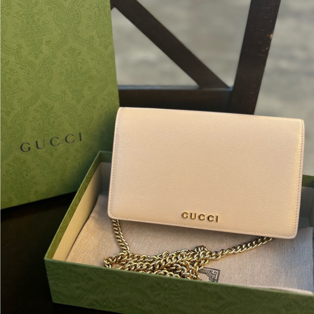 Gucci Chain Wallet Gucci Chain Wallet with Gucci Script - Light beige leather